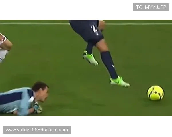 室内足球挑战赛：足球球星竞技场内展现极限技术与智慧对决