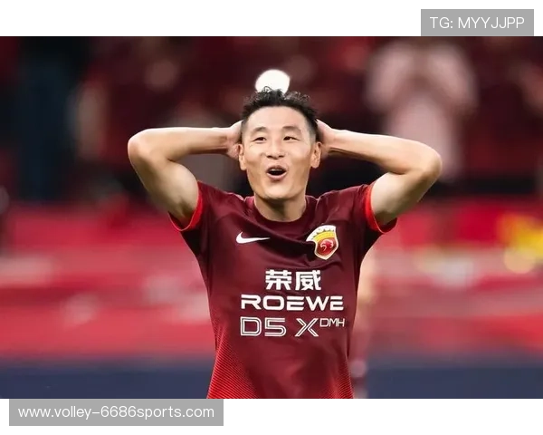 穿着鲜艳红色球衣的足球明星是谁 引发球迷热议