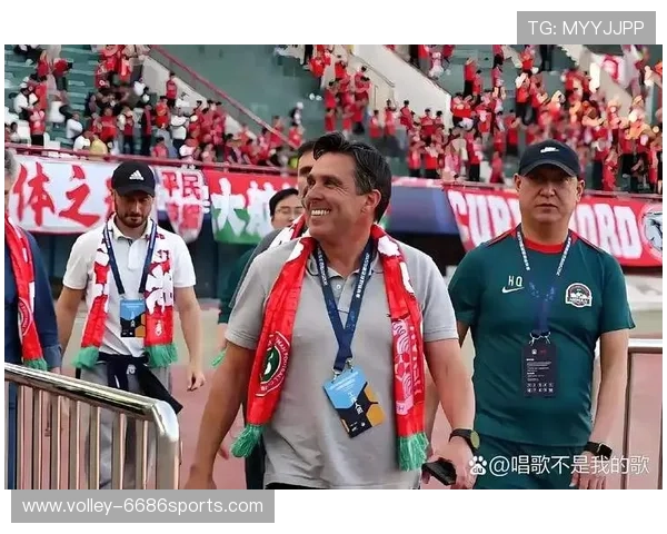 足球巨星加盟新队首日实录：穿上新战袍感受球队文化与球迷热情